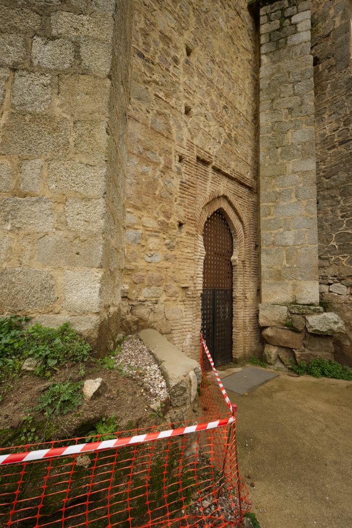 Puerta de los muertos de la iglesia del monasterio de Valdeiglesias
